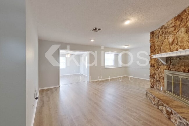 Photo - 405 E Meadow Ln Ct