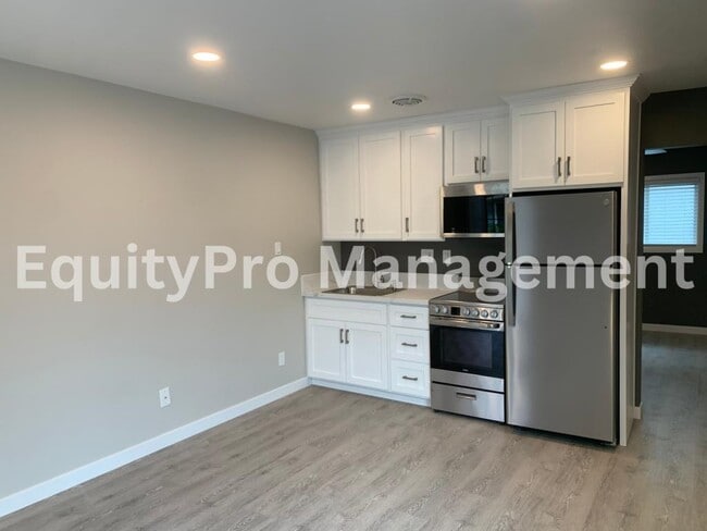 Photo - 7043 Pickering Ave