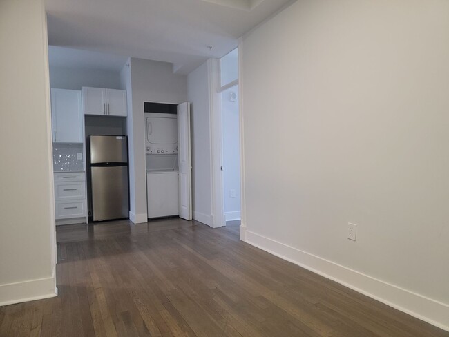 Beautiful; 2 Bed with in unit washer and d... - Beautiful; 2 Bed with in unit washer and d... House