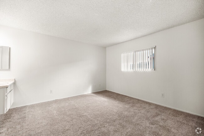 2BR, 2BA - 864 SF - Primary Bedroom