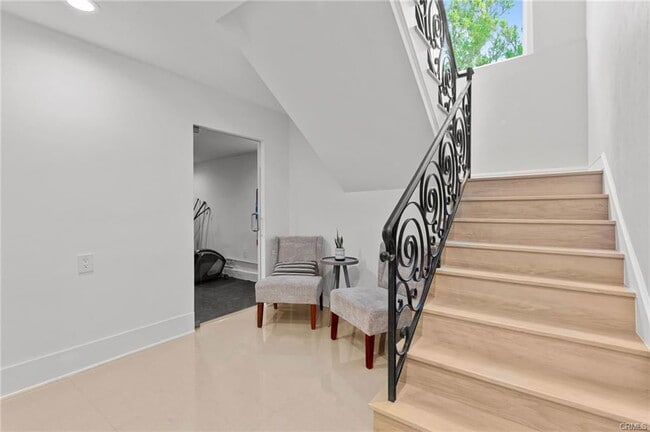 Building Photo - 3677 Eddingham Ave