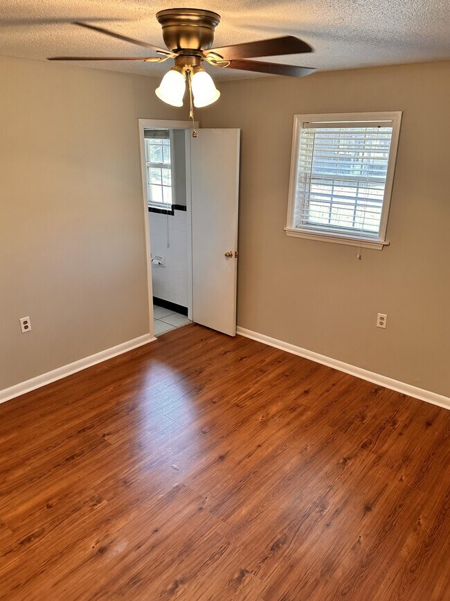 Photo - 406 Rutland Rd