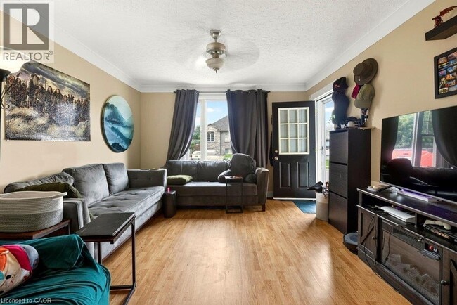 Photo - 66 Queen St S