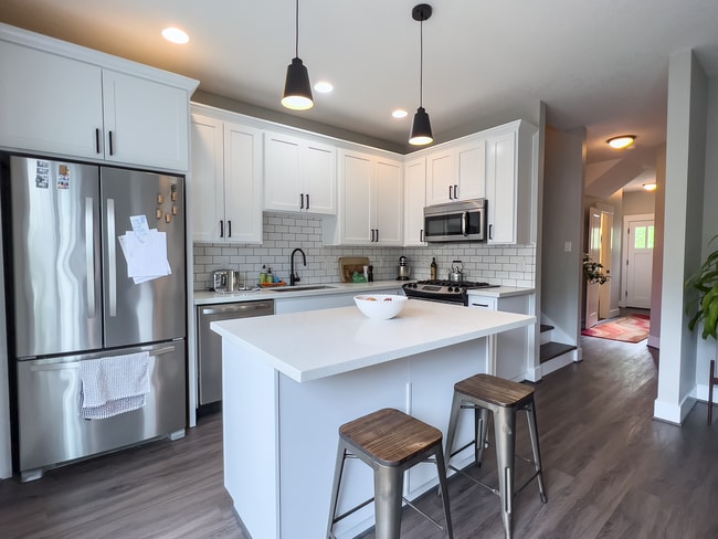 Photo - Beautiful 3 bedroom, 2.5 bath home in North Portland! Amazing Modern Kitchen and Great Natural Li...