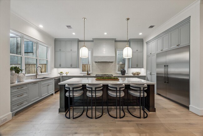 Photo - 637 E 6 1/2 St