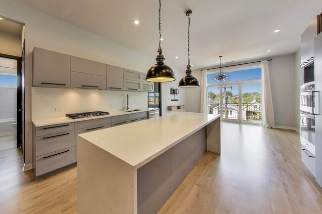 Photo - 1708 W Cermak Rd Unit 3W