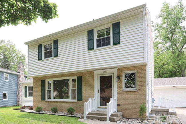 Building Photo - 1010 N Hampton Dr NE