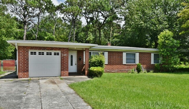 Photo - 2101 Maple Leaf Dr E