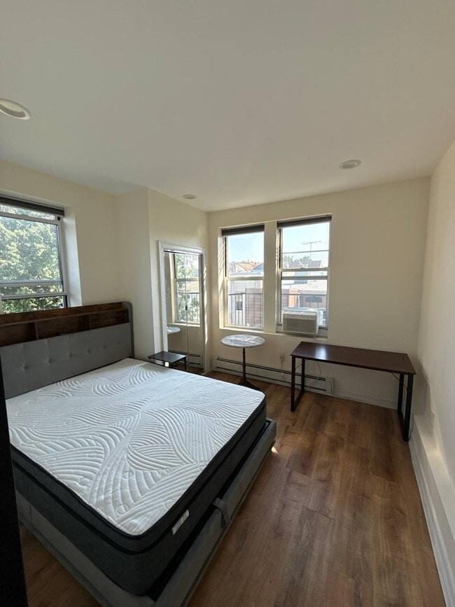 Building Photo - 47 47th St Unit Apt 6