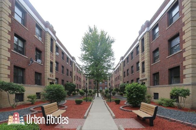 Building Photo - 822 W Waveland Ave Unit M00B Rental
