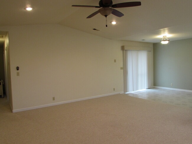 Photo - 3125 Glen St