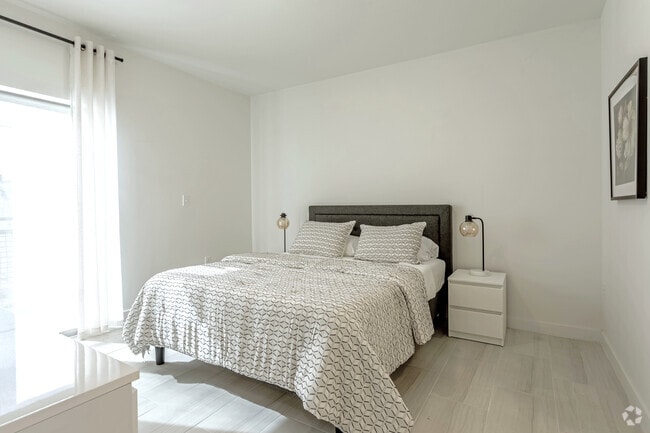 2BR, 2BA - 790SF