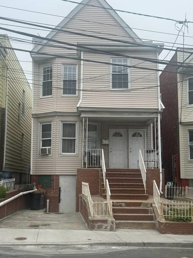 Building Photo - 631 Garfield Ave Unit 2