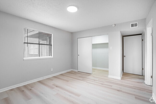 2 habitaciones, 2 baños - 1080 pies cuadrados - Dormitorio principal - Courtyard Estates