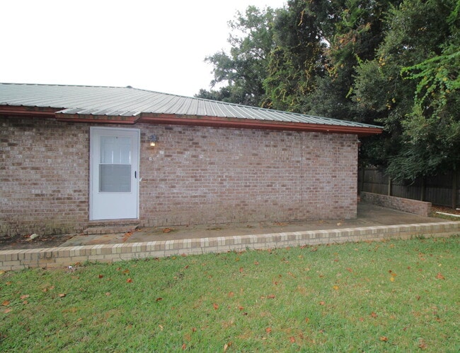 Building Photo - North Pensacola 2-Bed, 1-Bath Quadplex – Pet-Friendly, Available 1/6 Unit 8