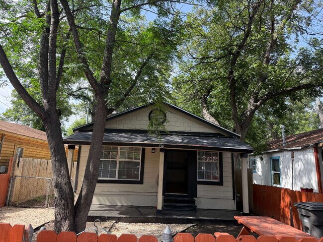 Photo - 136 Persyn St