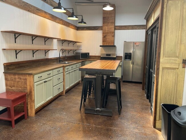 Photo - Charming Industrial 4 Bedroom/4 Bathroom Apartment in Pigtown, MD!