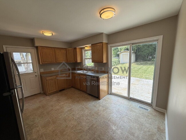 Photo - 1240 Emerald Ave NE