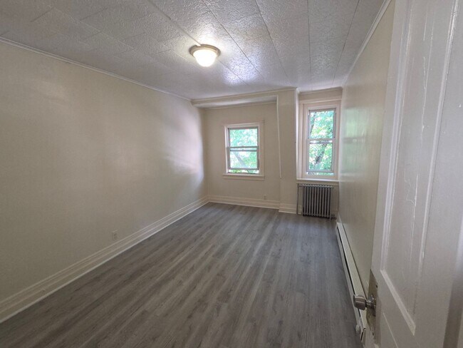 Building Photo - 245 N 4th St Unit 3