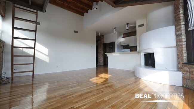 Building Photo - 554 W Wellington Ave Unit 1 Bed