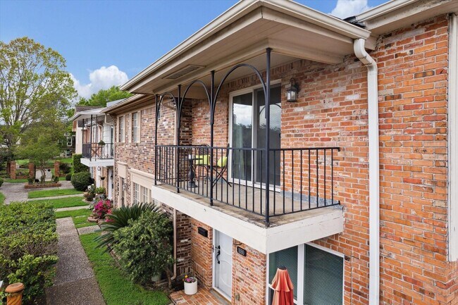 Photo - 1880 Saxony Ln