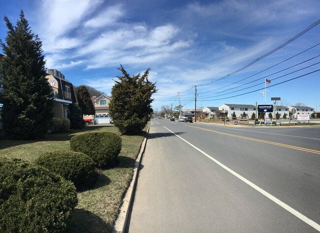 directly across the street to the seastreak ferry - 321 -323 Shore Dr Unidad # 23