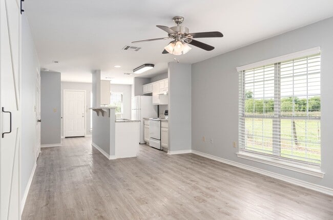 Photo - College Station home with stalls and arena on site!