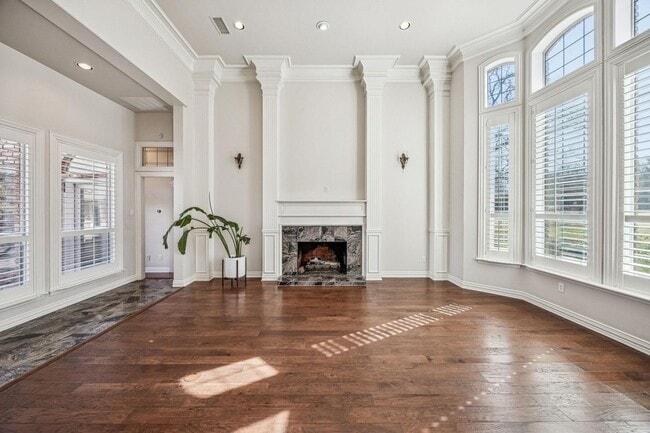 Photo - 2900 Creekview Dr