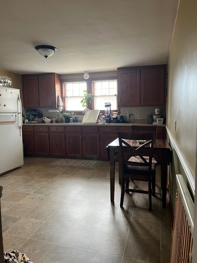 Kitchen - 1004 Desnoyer St Unit Lower