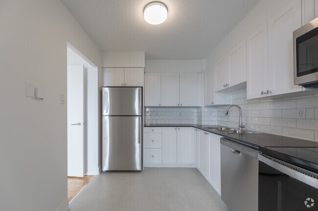1BR, 1BA - 683SF - Kitchen - 50 Burnhill Road