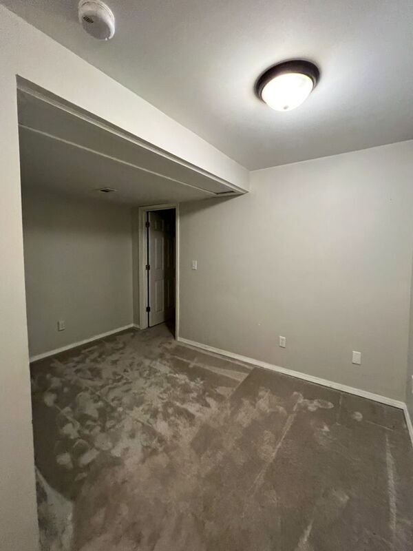 Photo - 129 Royallbrook Ln