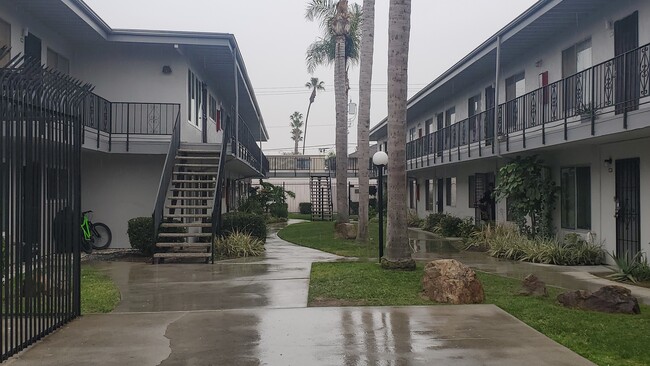 Gated community with pool and laundry - 5530 Ackerfield Ave Unit 5530 Ackerfield