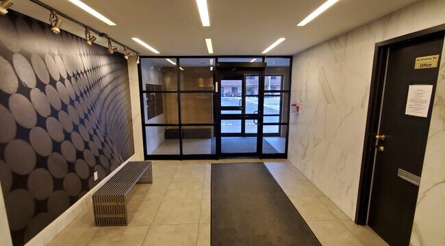 Photo - 549-573 N Service Rd