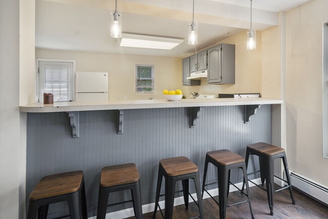 213-215 Columbia St - 213-215 Columbia St Unit Apt 1
