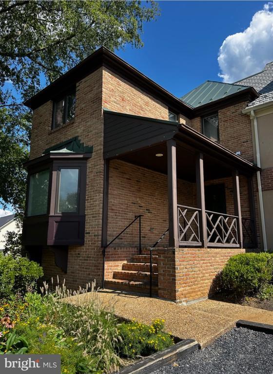 Building Photo - 218 E Marshall St Rental