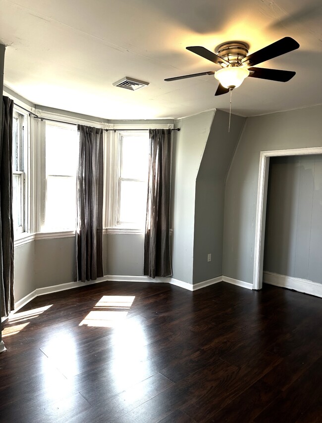 Front bedroom - 4909 Cedar Ave Unit #3