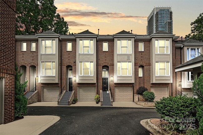 Building Photo - 343 W 7th St