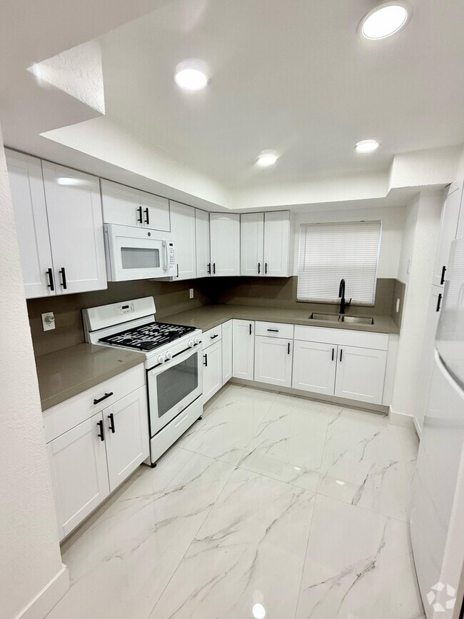 Building Photo - 10985 SW 70th Ter Rental