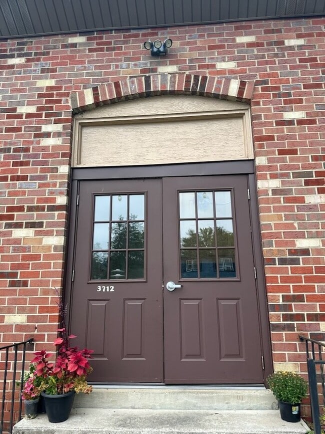 Building Photo - 1 Bedroom Condo Unit APT E