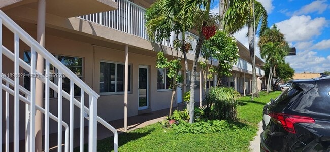 Building Photo - 230 SW 11th Ave Unit 14