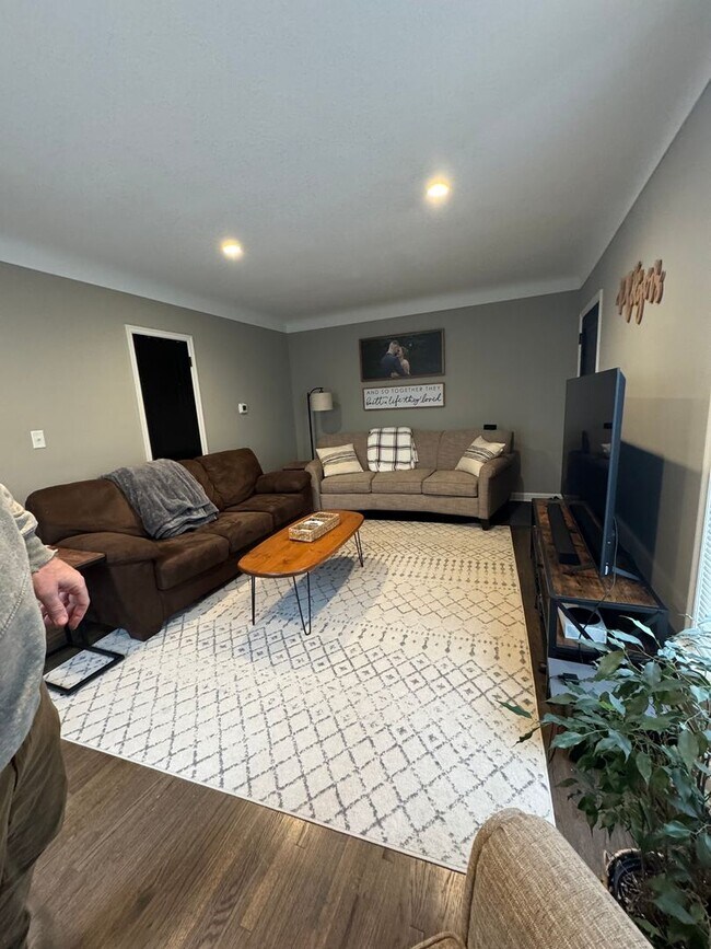 Building Photo - 5704-5706 Chicago Avenue Unit 5706