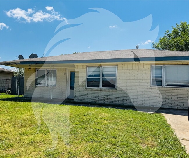 Building Photo - "Charming 4-Bed Oasis on NW Hoover Ave, La... Rental
