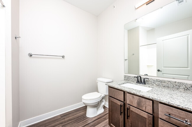 3BR, 2.5BA - 1,034SF - Guest Suite Bathroom