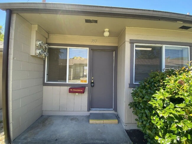 Photo - 757 NE Alameda Ave