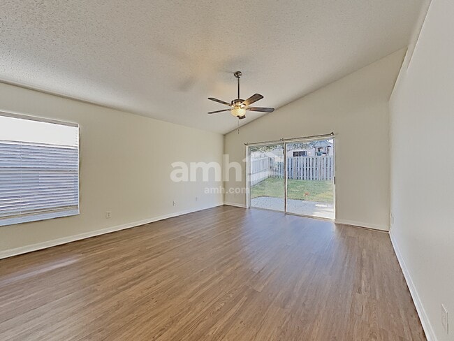 Photo - 1066 Bluegrass Dr