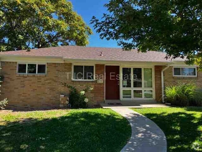 Building Photo - Fenced Backyard! Rental