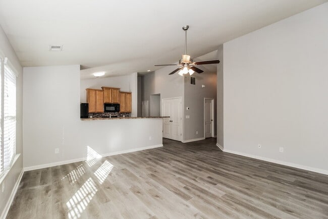 Photo - 162 High Point Way