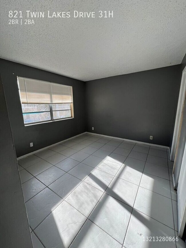 Photo - 821 Twin Lakes Dr