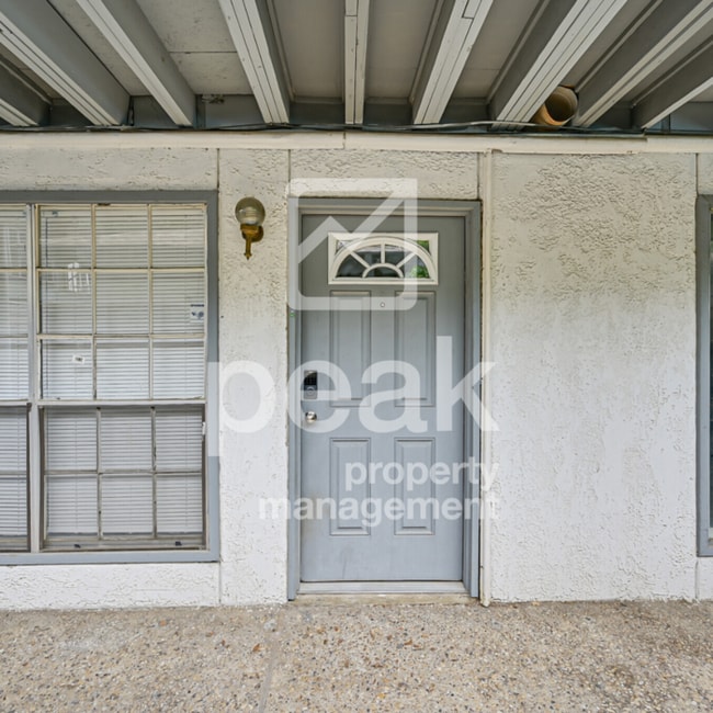 Photo - $950! Updated 1-Bedroom Condo Near Pool. $... Unidad C 162
