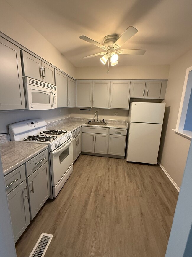 Building Photo - 3362 Fairdale Rd Unit Apt. 2